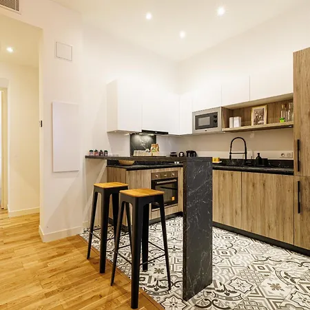 Chic & Cozy 2 Bdr Heart Of The Old Town Apartment *