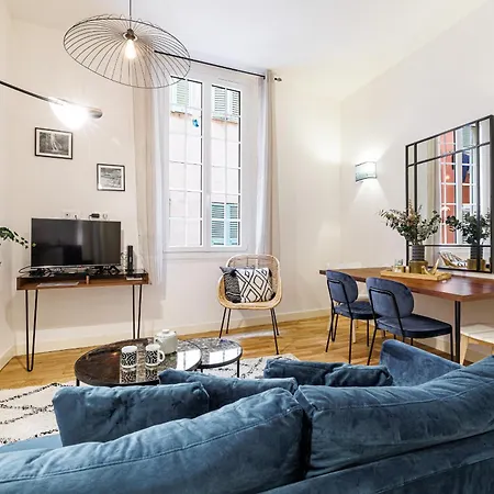 Chic & Cozy 2 Bdr Heart Of The Old Town Apartment Nice