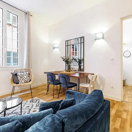 Chic & Cozy 2 Bdr Heart Of The Old Town Apartment