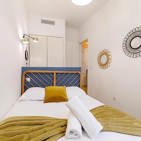 Chic & Cozy 2 Bdr Heart Of The Old Town Apartment
